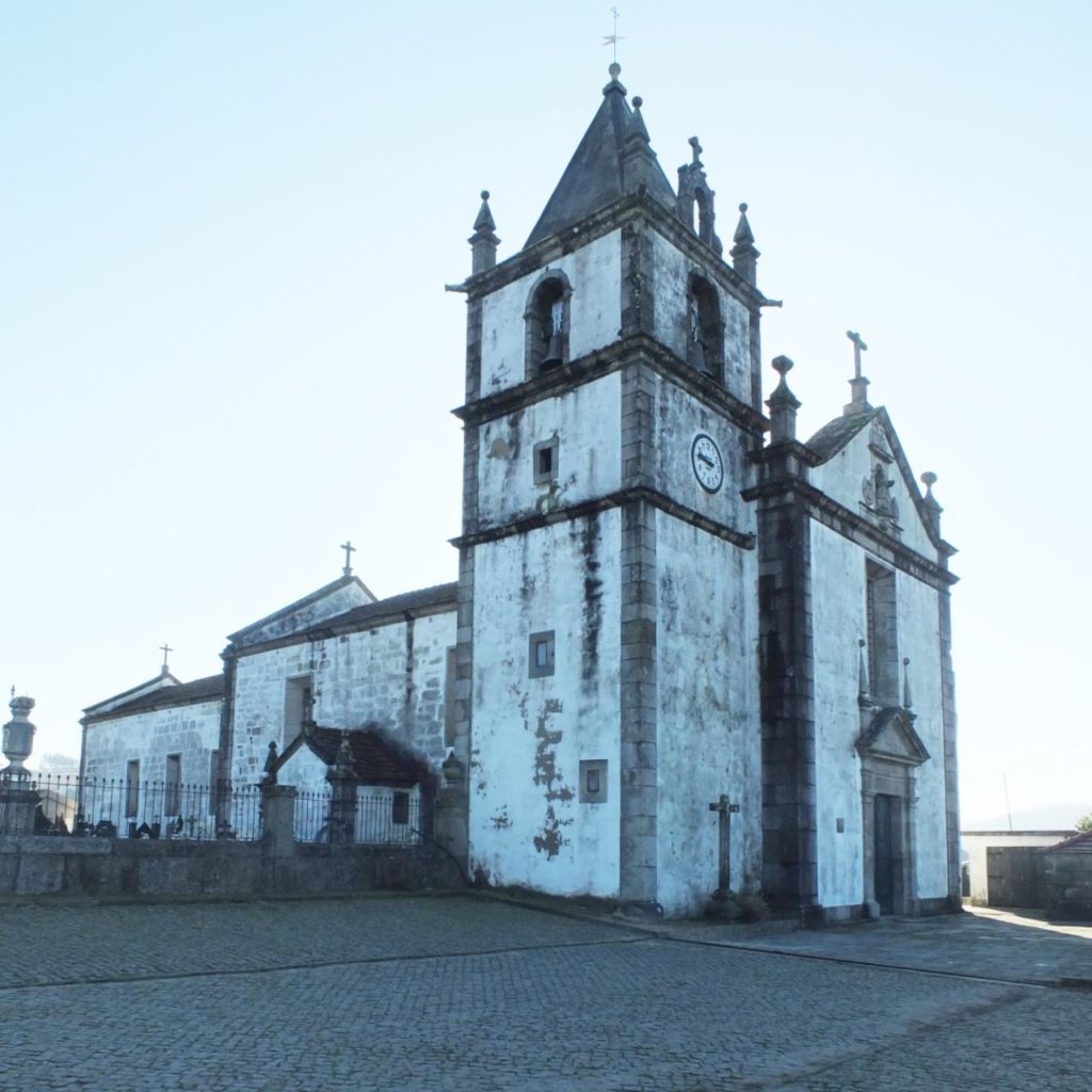 9.	Igreja de S. Martinho de Caramos e Via Crucis