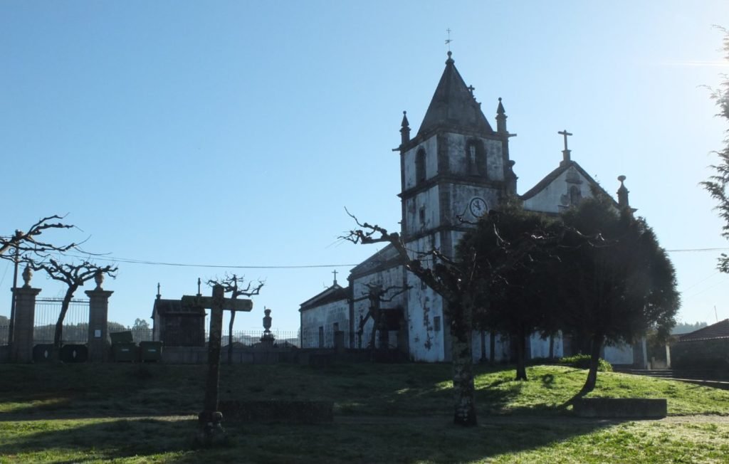 Igreja de S. Martinho de Caramos e Via Crucis